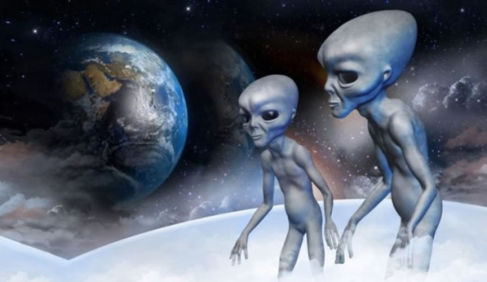 UFO发烧友相信外星人就在离地球不远的月球上中生活。