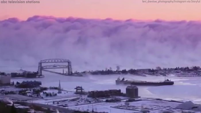 美国明尼苏达州的杜鲁斯港出现罕见“雾墙”