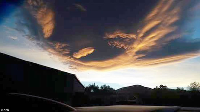 墨西哥南部城市乌瓦潘天空出现巨大灰色云团 荚状云似巨人手掌