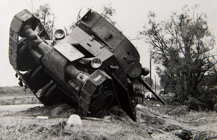 损毁严重的红军坦克。