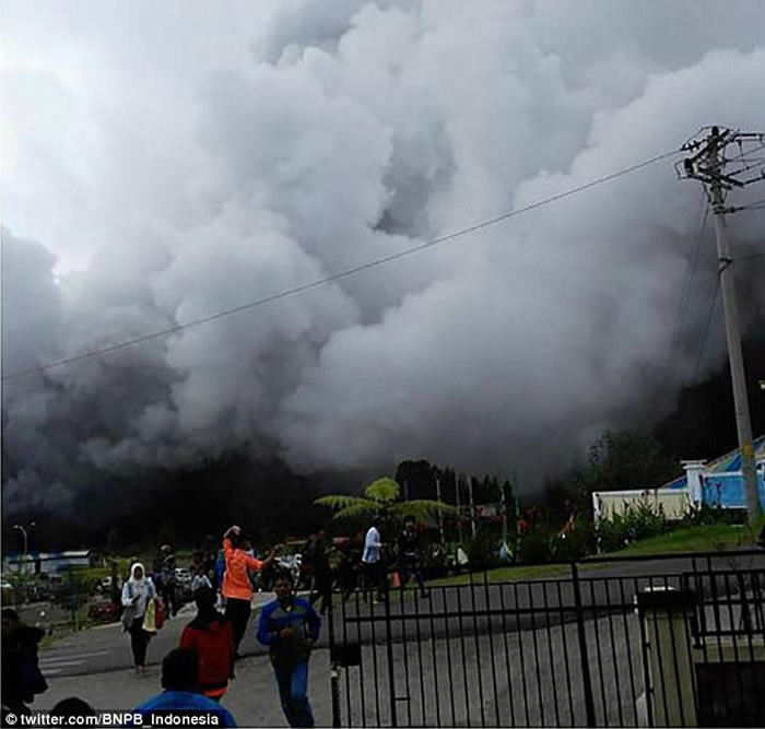 印尼中爪哇省西雷利火山突然喷发 监控直升机撞山2死数失踪