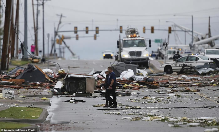 美国俄克拉何马州东北部城市塔尔萨遭到非常罕见的龙卷风袭击