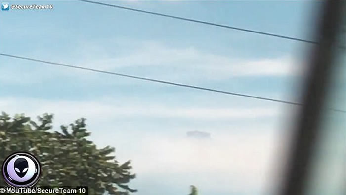 菲律宾目击者在车上拍到UFO在天空中移动的影片