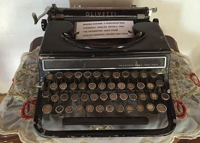 奇泽姆当年用来记录的打字机，现时仍放在阿尔巴尼亚一间博物馆。