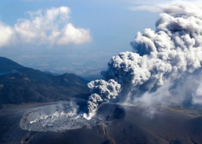 新燃岳火山再度喷发。