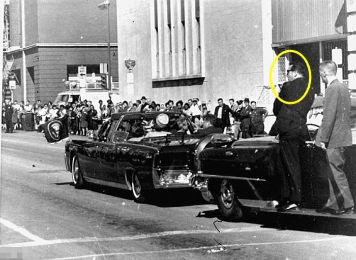 肯尼迪遇刺当日，希尔（黄圈）在他的座驾后跟随。