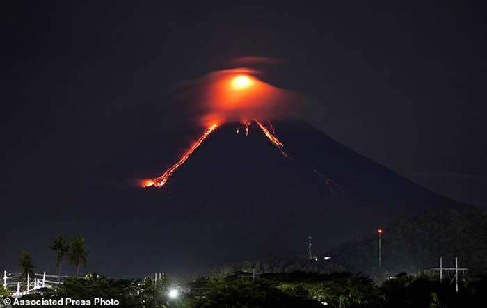 菲律宾吕宋岛东南端马荣火山开始喷出岩浆 近期很可能发生灾难性爆发