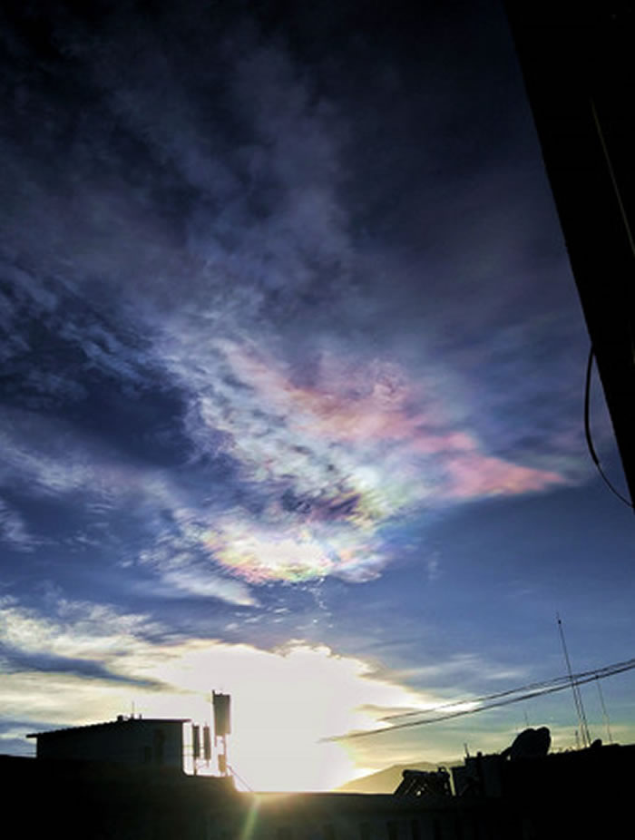 中国西藏拉萨拍摄的「七彩云」自然现象。