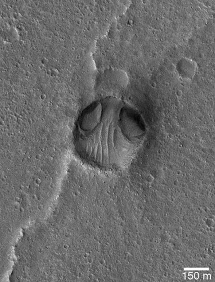 此外，美国「航太总署」（NASA）2005年1月26日拍摄一张火星表面照，结果发现上面有一张外星人的脸，但事后调查后发现此脸只不过被陨石撞击的坑洞，经过长时间侵