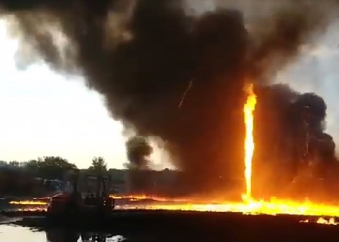 英国德比郡塑胶厂发生大火 出现一条超过15米高的火龙卷
