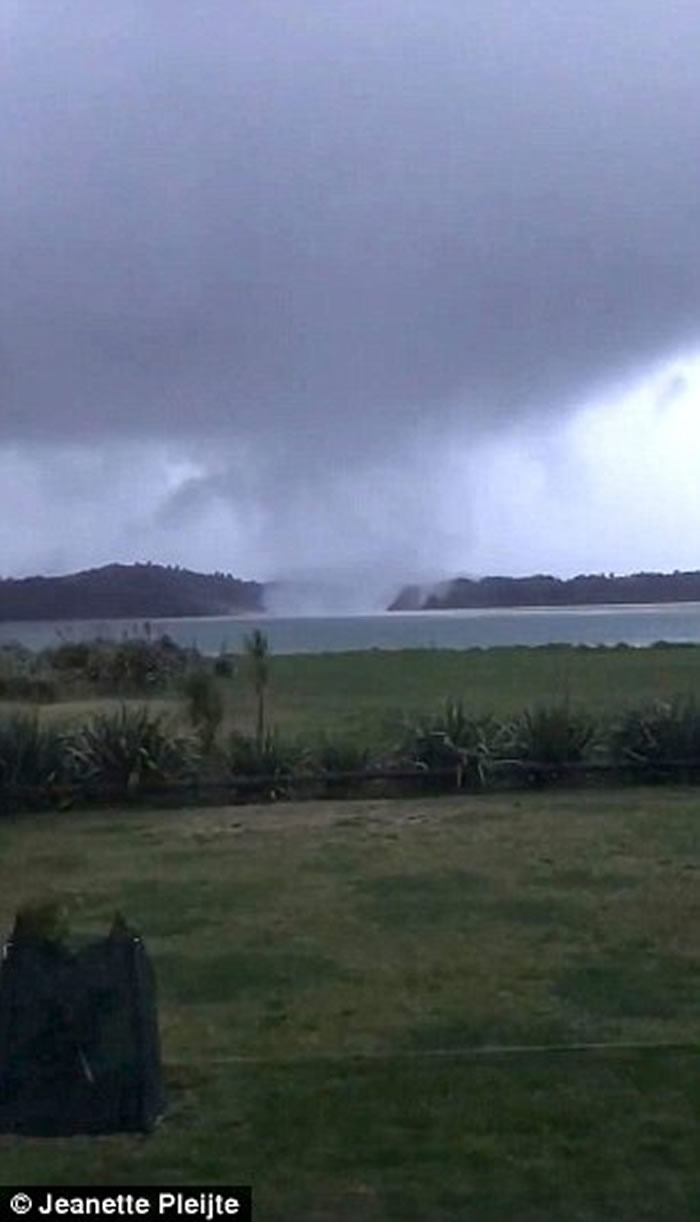 新西兰受两股强烈龙卷风侵袭 掀起屋顶粉碎四散