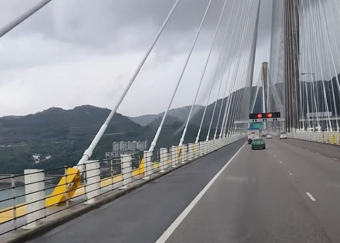 水龙卷几乎与桥上车辆擦身而过。(Facebook群组“香港突发事故报料区”截图)