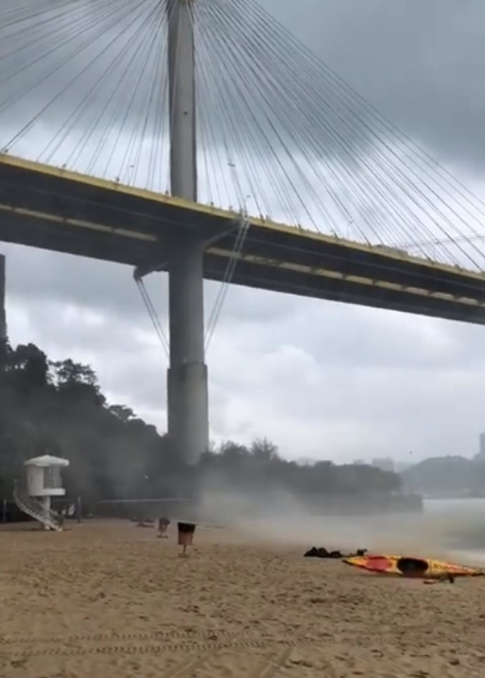 水龙卷吹上沙滩，卷起独木舟等物件。(Facebook专页“香港政府拯溺员总工会”)