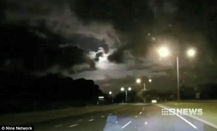火球划破澳大利亚珀斯夜空 或为陨石坠落地球