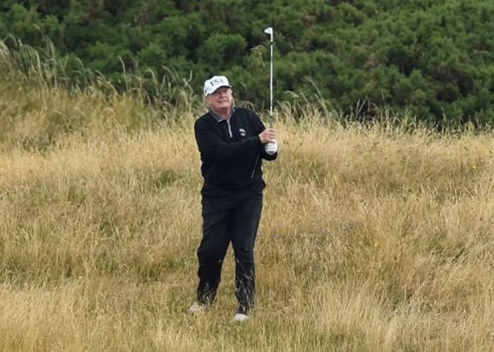 特朗普早前访英时曾到苏格兰的高尔夫球场打球。