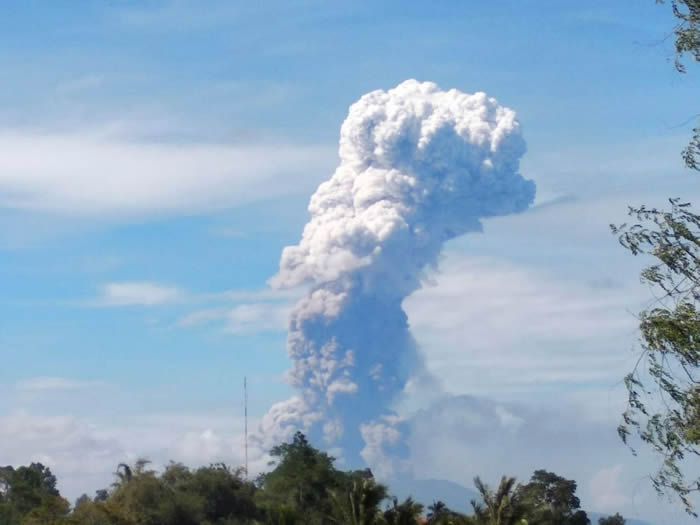 印尼苏拉威西岛上的索普坦火山3日上午爆发