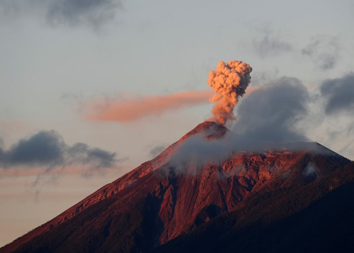 危地马拉富埃戈火山持续喷发 当局吁2000民众疏散