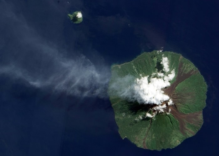 巴布亚新几内亚的马纳姆火山喷发 熔岩从天而降
