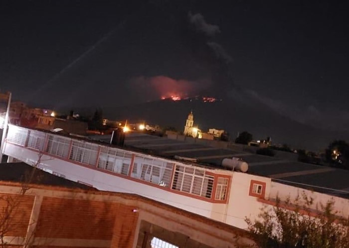 火山爆发的耀眼红光，在远处仍清楚可见。