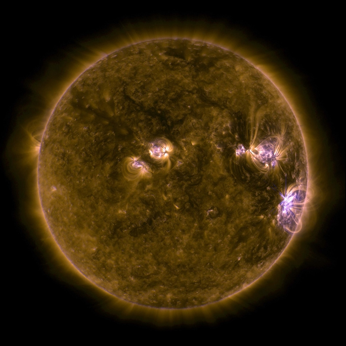 这张影像是由美国航天总署（NASA）太阳动力学天文台（Solar Dynamics Observatory，简称SDO）在2017年9月所拍摄的太阳紫外线影像，