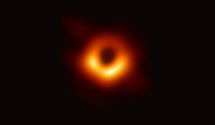 事件视界望远镜（Event Horizon Telescope）是个跟地球一样大的地面无线电波望远镜数组，天文学家利用它成功拍摄到超大质量黑洞及其暗影的第一张图
