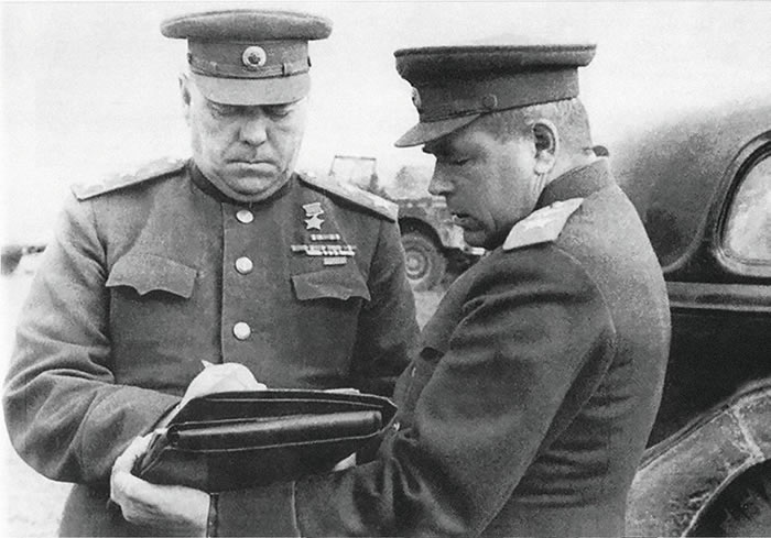苏联元帅亚·米·瓦西列夫斯基和空军元帅费·雅·法拉列耶夫在1945年东普鲁士战役期间