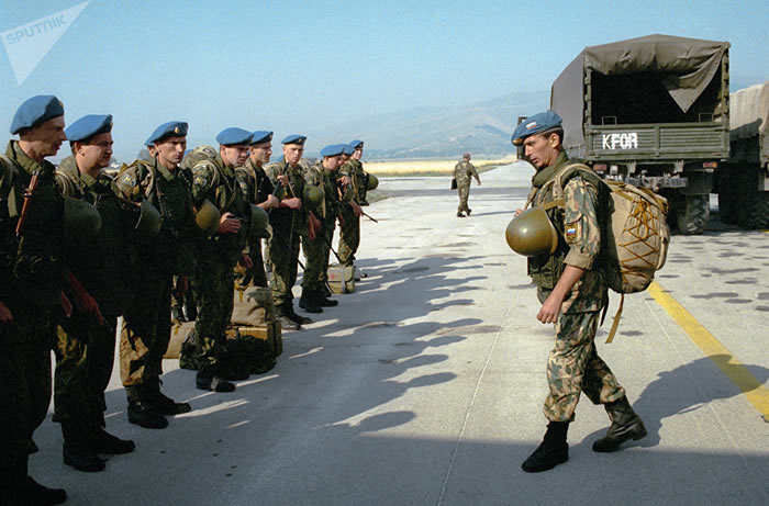200人组成的混成营闪电般地进军斯拉蒂纳机场，以制止英国军人进入科索沃北部地区。车队行进速度是每小时80公里。该计划的起草者们明白，北约也许挑起反制动作。不排除