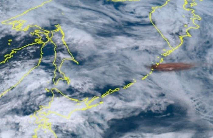 日本千岛群岛雷公计岛火山喷发烟雾冲上13000公尺 卫星图像清晰显现
