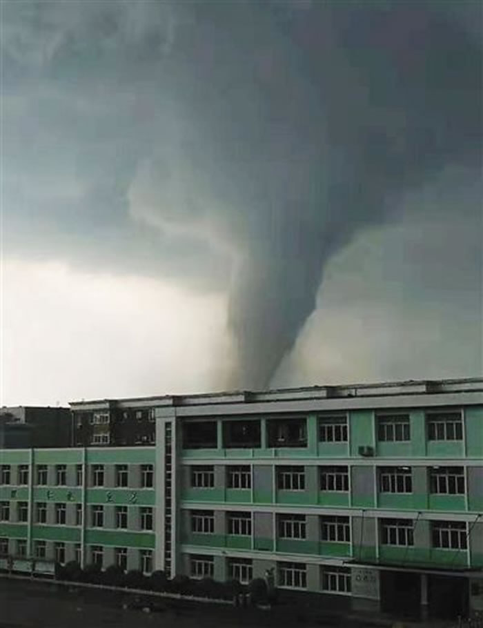 7月3日下午5点15分巨大龙卷风袭击辽宁省开原市
