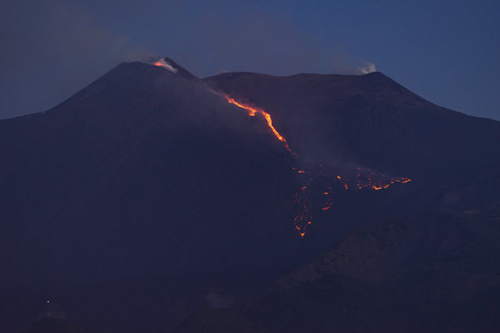 欧洲最大活火山、意大利西西里岛埃特纳火山喷发 发出爆炸声响并流出熔岩