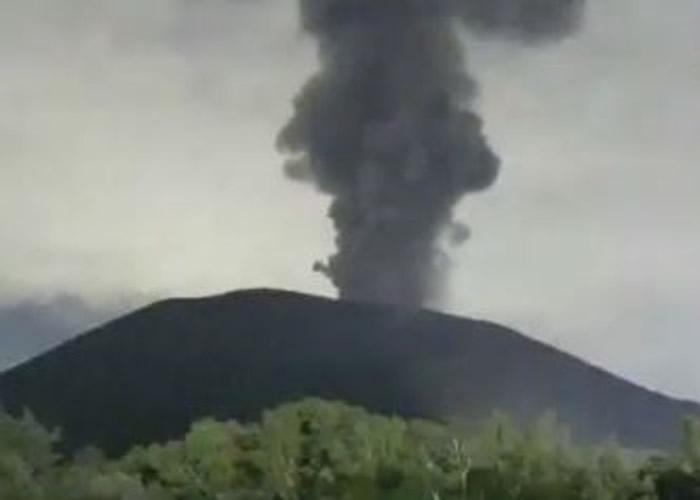 日本群马县与长野县之间的浅间山火山喷发