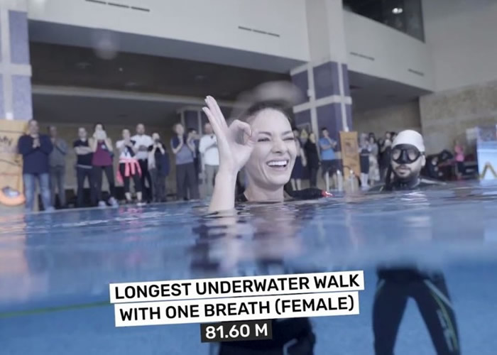 土耳其潜水女运动员Bilge Clingigiray一口气水底步行81.6米 再次打破健力士世界纪录