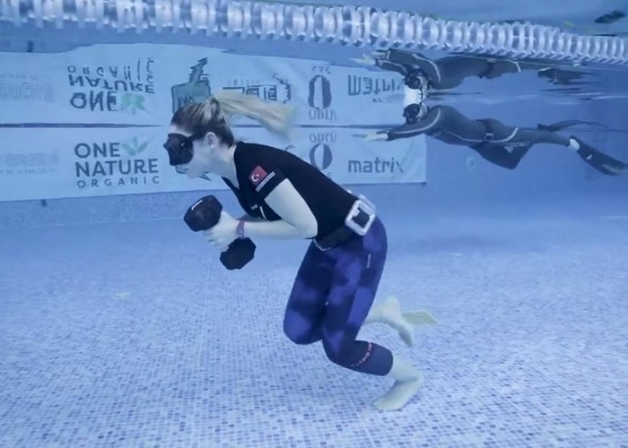 土耳其潜水女运动员Bilge Clingigiray一口气水底步行81.6米 再次打破健力士世界纪录
