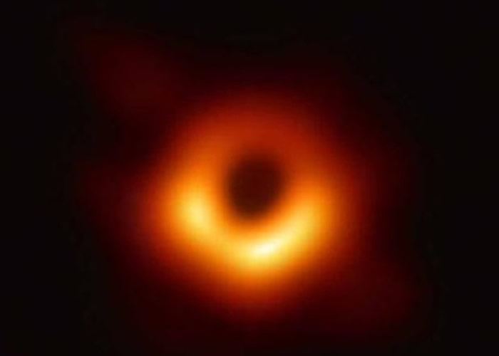 人类天文史上首张黑洞照片。