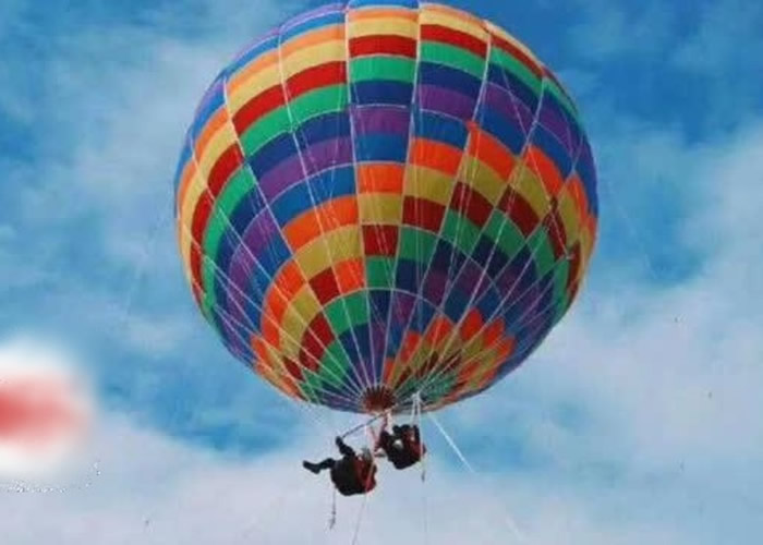 氢气球把人带飞上天空：山东烟台马家沟生态旅游景区氢气球钢缆脱落飞天 母子高空堕亡