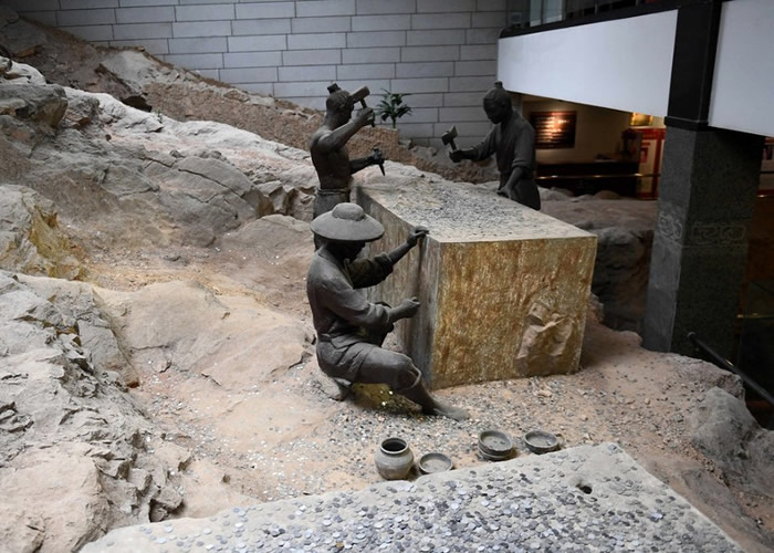 “东方金字培”龟山汉墓惨被游客大量投掷硬币