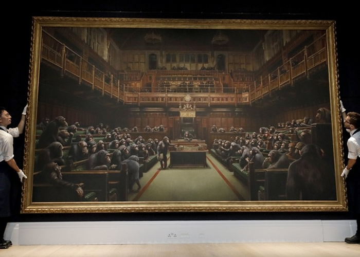 英国街头涂鸦艺术家Banksy10年前绘画的《黑猩猩下议院》以破纪录的990万英镑高价拍出