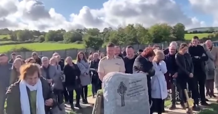 爱尔兰退役军人葬礼 棺木传来逝者的声音：让我出去