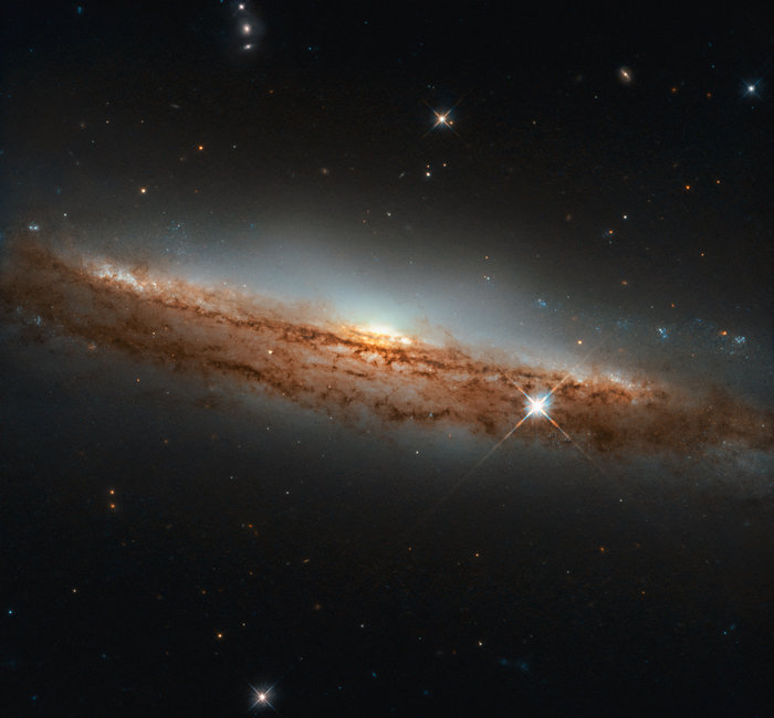 哈勃望远镜拍摄到飞碟状螺旋星系NGC 3717
