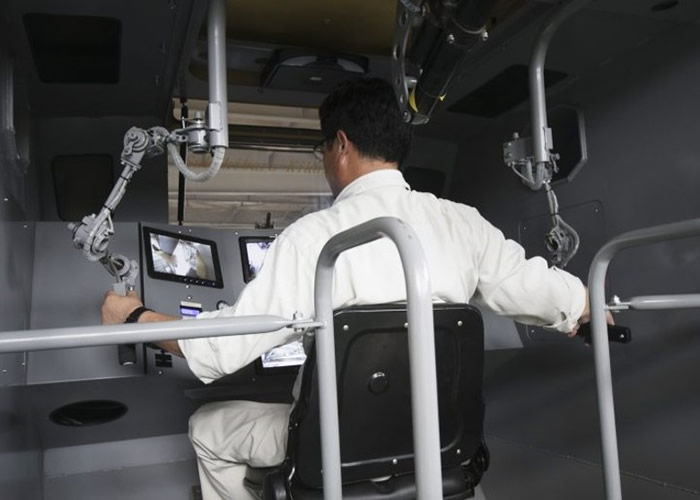 南云正章示范驾驶舱用法，可惜是手动而非脑电波操控。