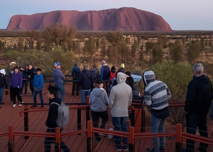 澳洲北领地乌鲁鲁巨岩禁爬令下周生效 游客蜂拥而至