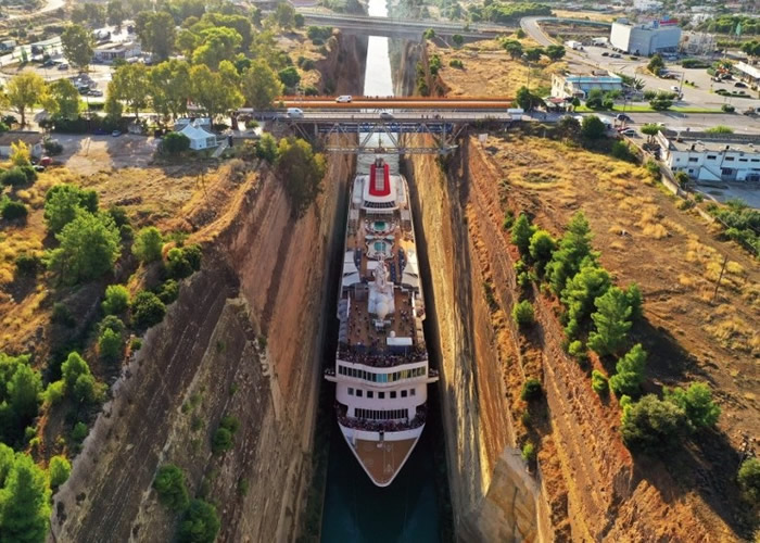 英国Fred Olsen旗下巨型邮轮“布雷默号”成功穿越以狭窄闻名的科林斯运河（Corinth Canal）
