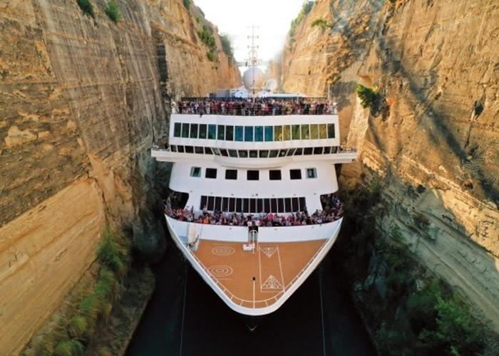 英国Fred Olsen旗下巨型邮轮“布雷默号”成功穿越以狭窄闻名的科林斯运河（Corinth Canal）