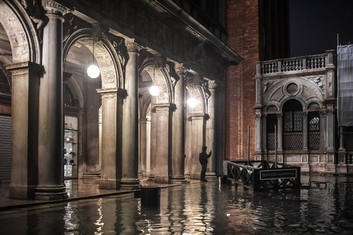 意大利旅游胜地水城威尼斯遭遇史上第二最高涨潮