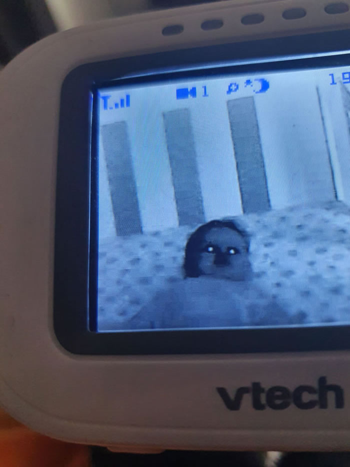 监视器中婴儿睡觉眼放光似鬼魂附身吓坏父母