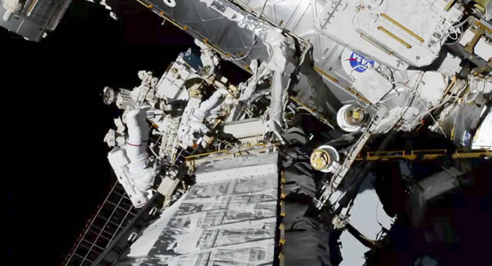 国际空间站宇航员安德鲁∙摩根在太空行走期间右脚鞋内出现少量积水