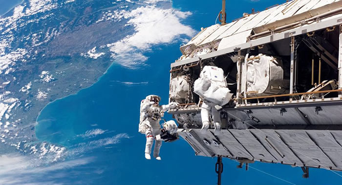 国际空间站两名宇航员开始太空行走继续修理阿尔法磁谱仪
