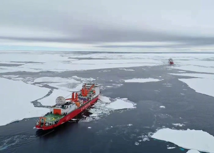 雪龙2进行首次南极陆缘破冰作业。