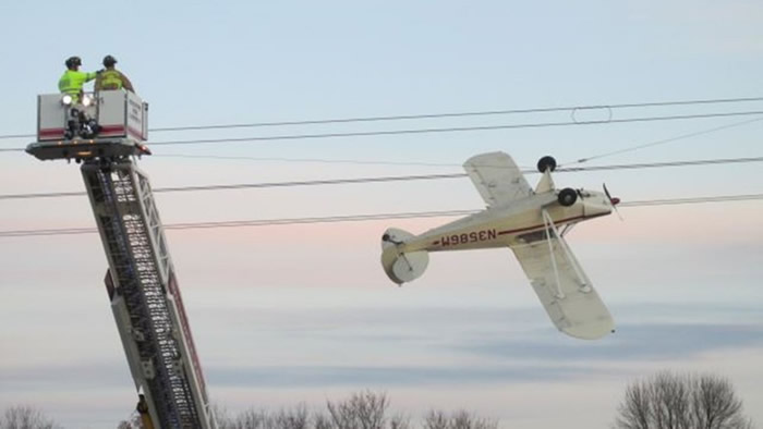 美国明尼苏达州萨科比巿附近一架小型飞机倒挂在高压电线上