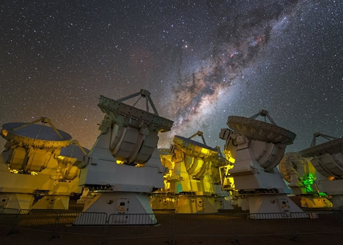 ESO备有多座巨型天文望远镜。